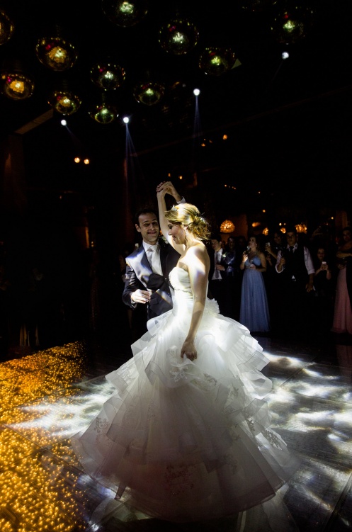 Iluminação para festa no casamento de Aline e Artur com o piso light way da Gold Vision