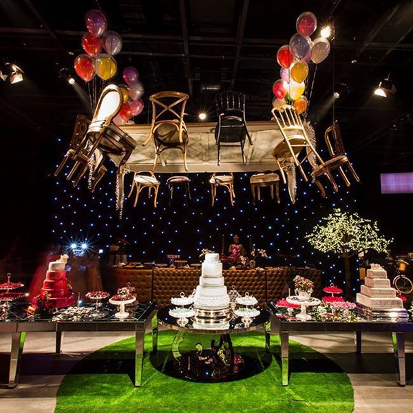 mesa de doces e bolo com decoração aerea gold vision