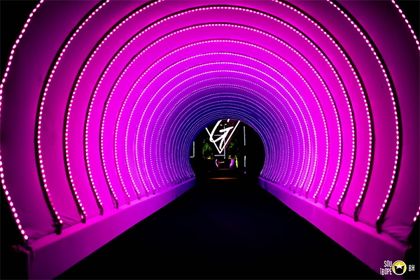 Túnel púrpuro com bordas de luzes de led