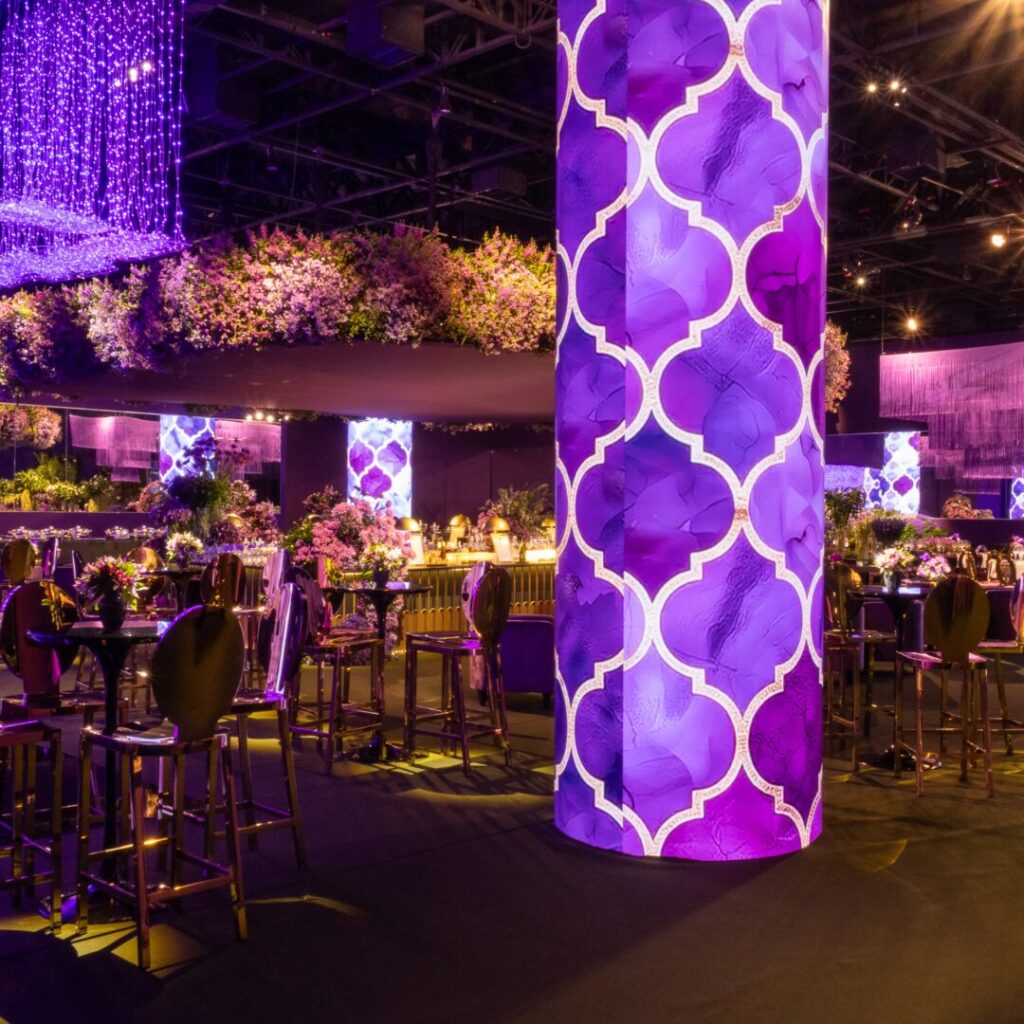 Coluna cilíndrica de LED integrada à cenografia da festa